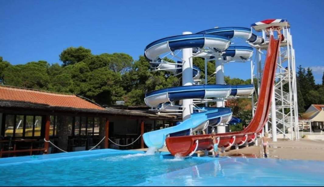 Rodeln in der Nähe des Strandes Soline